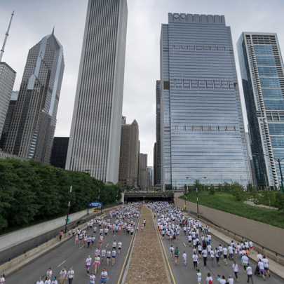 Chicago Marathon Runners run towards city