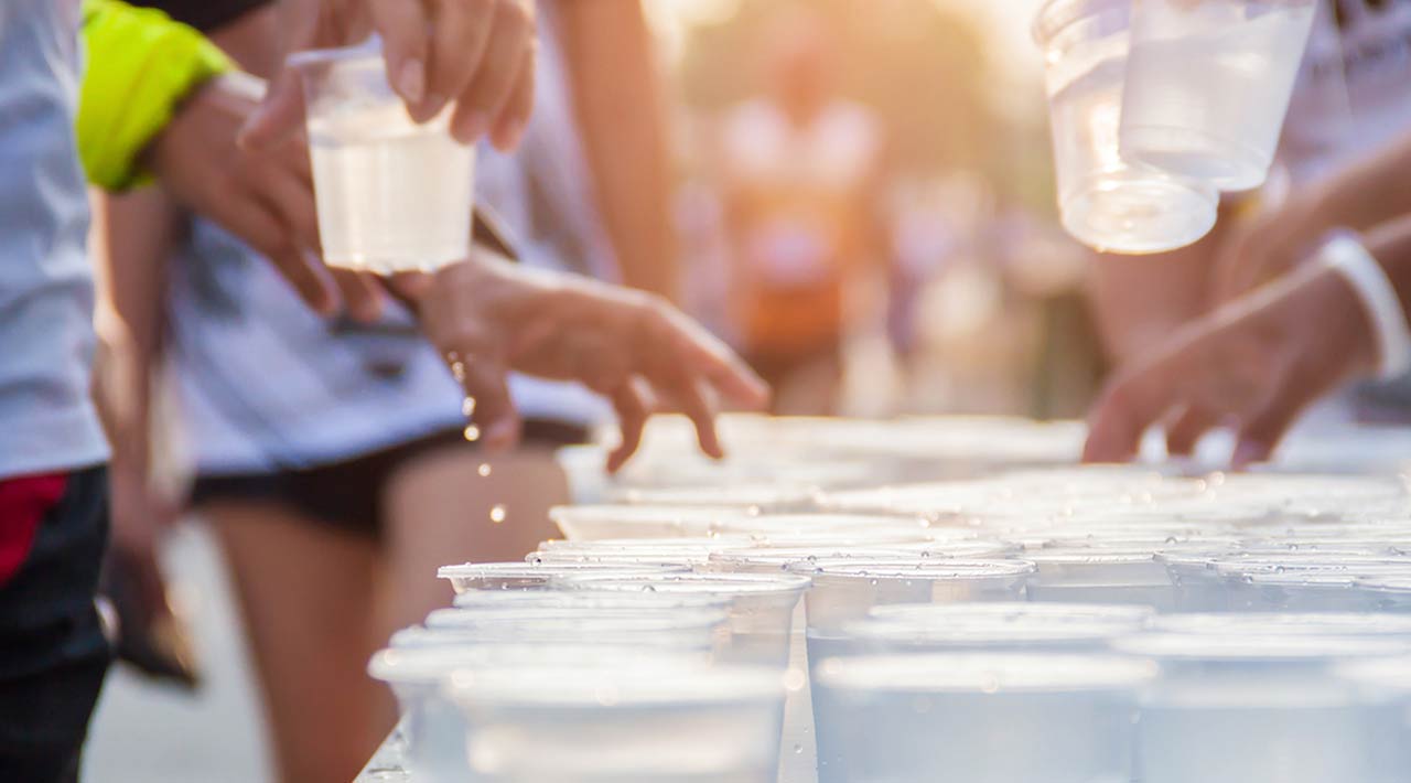 chicago marathon runners get water
