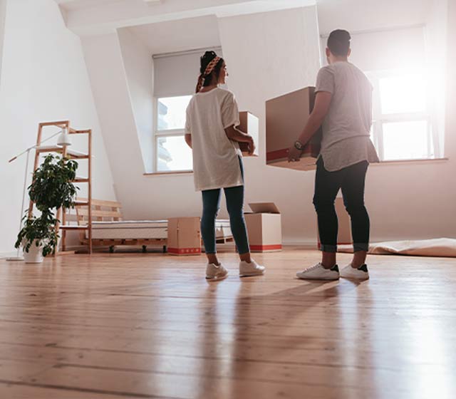 Couple moving with PODS corporate relocation services